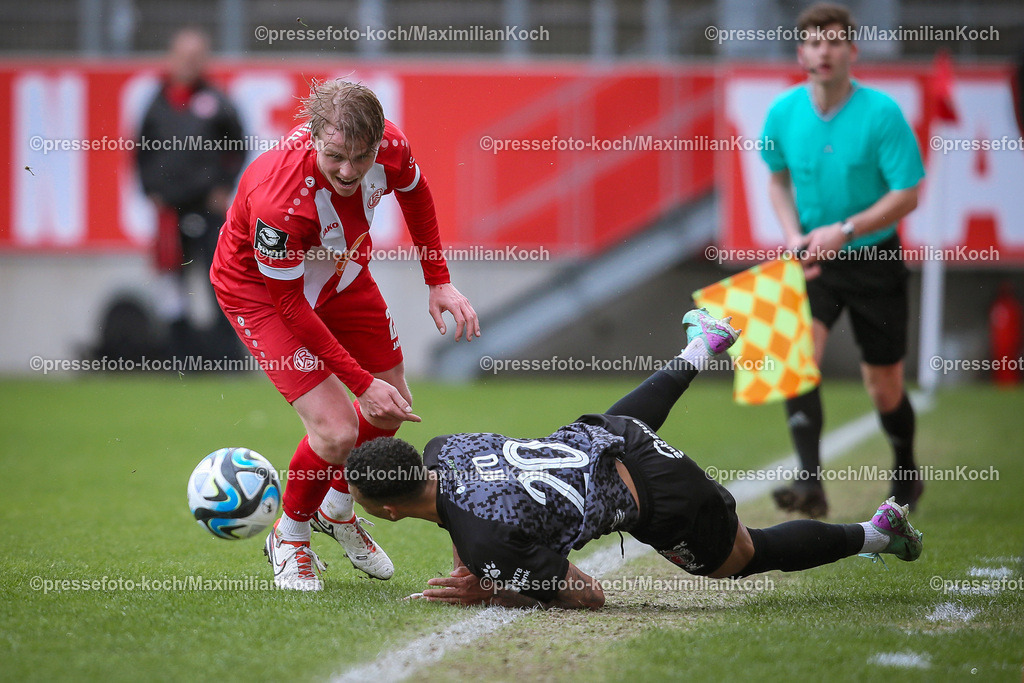 RWE23032401033 | 23.03.2024, Essen, Fußball, Stadion an der Hafenstraße, Testspiel Rot-Weiss Essen – NK Veres Rivne: Felix Götze (Rot-Weiss Essen) gegen Iago Siqueira (NK Veres Rivne)