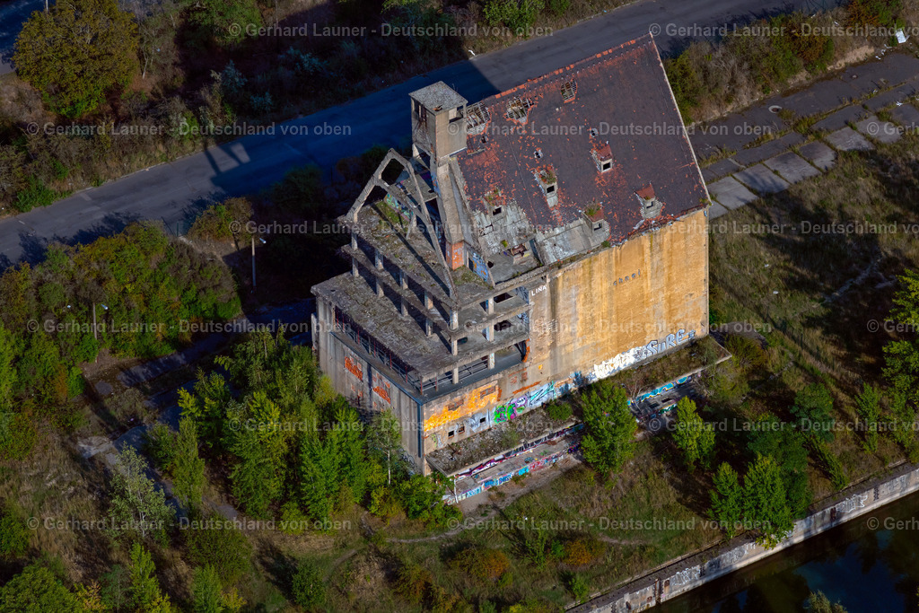 4040190 | LEIPZIG 14.09.2020 Hochsilo und Getreide- Speicher - Ruine der ehemaligen "M.R.A. Schneider OHG" an der Plautstraße im Ortsteil Alt-West in Leipzig im Bundesland Sachsen, Deutschland. // Ruin of the high silo and grain storage with adjacent storage of the formerly "M.R.A. Schneider OHG" on Plautstrasse in the district Alt-West in Leipzig in the state Saxony, Germany. Foto: Gerhard Launer