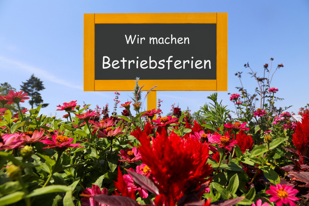 Betriebsferien / Osterferien: Schild mit der Aufschrift WIR MACHEN BETRIEBSFERIEN, freigestellt hinter Frühlingsblumen | Betriebsferien / Osterferien: Schild mit der Aufschrift WIR MACHEN BETRIEBSFERIEN, freigestellt hinter Frühlingsblumen - Realisiert mit Pictrs.com