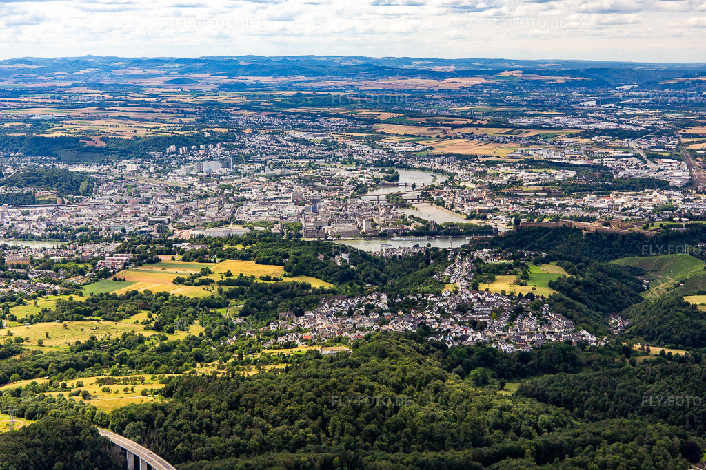 Luftbild: Mündung der Mosel in den Rhein von Osten im Ortsteil Altstadt in Koblenz im Bundesland Rheinland-Pfalz in Deutschland. Foto: IMG_142073.jpg vom 07.07.2024 durch Werner Riehm/FLY-FOTO.de