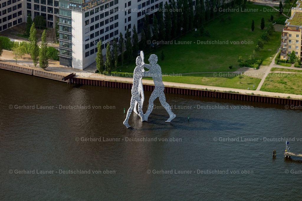 2790422 | Der Molecule Man ist ein Berliner Monumentalkunstwerk, das im Mai 1999 von dem amerikanischen Bildhauer Jonathan Borofsky geschaffen wurde. Es handelt sich um eine Drei-Personen-Skulptur, die in der Spree zwischen Elsenbrücke und Oberbaumbrücke nahe dem Schnittpunkt der drei Ortsteile Kreuzberg, Alt-Treptow und Friedrichshain aufgestellt wurde.