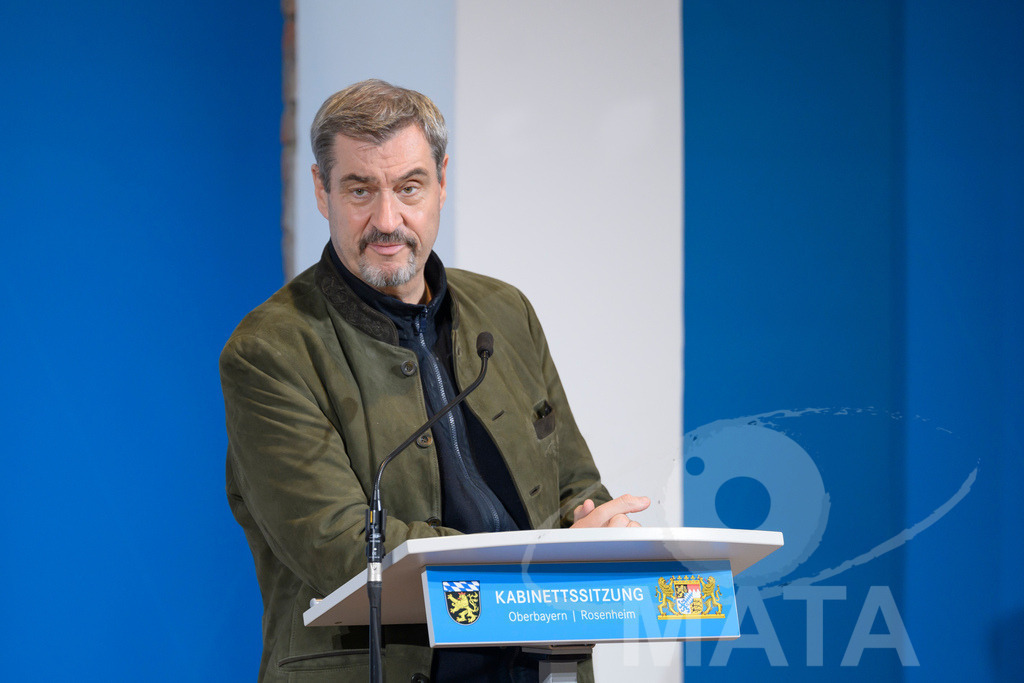 _DW05083 | Bayerns Ministerpräsident Markus Söder (CSU) bei einer Pressekonferenz im Lokschuppen. Rosenheim, 02.12.2025 Bayern Deutschland - Realisiert mit Pictrs.com