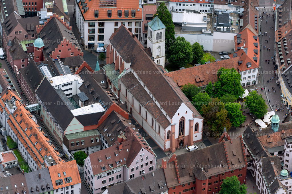 4032854 | FREIBURG IM BREISGAU 30.06.2020 Kirchengebäude der katholischen Kirchengemeinde Freiburg Mitte am Rathausplatz in Freiburg im Breisgau im Bundesland Baden-Württemberg, Deutschland. Weiterführende Informationen bei: Katholische Seelsorgeeinheit Freiburg Mitte. // Church building katholischen Kirchengemeinde Freiburg Mitte in Freiburg im Breisgau in the state Baden-Wurttemberg, Germany. Further information at: Katholische Seelsorgeeinheit Freiburg Mitte. Foto: Gerhard Launer