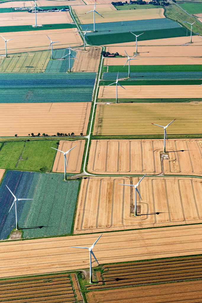 dr__0038806.jpg | BROKREIHE 23.07.2019 Windenergieanlagen ( WEA ) - Windrad- auf einem Feld in Brokreihe im Bundesland Schleswig-Holstein, Deutschland. // Wind turbine windmills on a field in Brokreihe in the state Schleswig-Holstein, Germany. Foto: Daniel Reiter