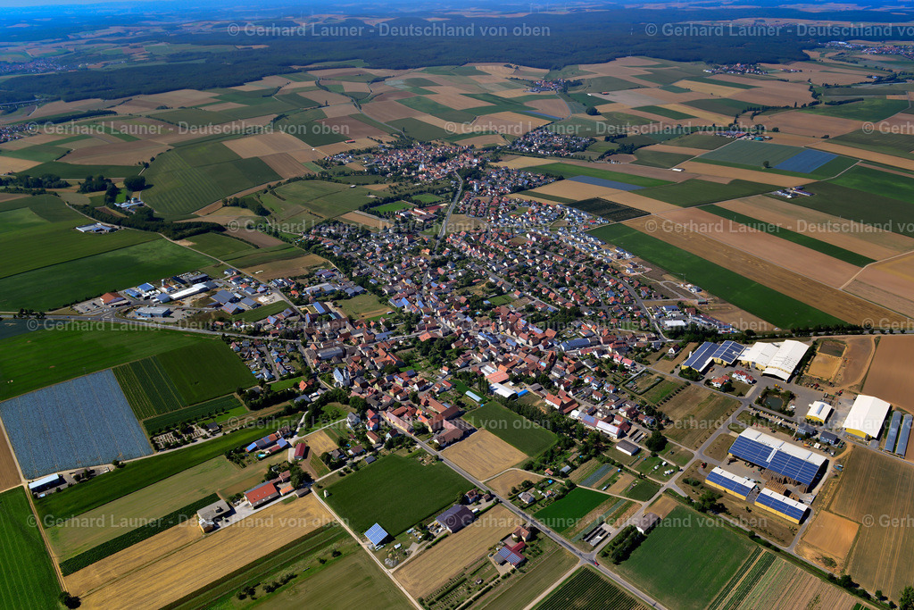 3650217 | UNTERPLEICHFELD 31.08.2016 Stadtgebiet mit Außenbezirken und Innenstadtbereich am Rand von landwirtschaftlichen Feldern und Ackerflächen in Unterpleichfeld im Bundesland Bayern, Deutschland // Urban area with outskirts and inner city area on the edge of agricultural fields and arable land in Unterpleichfeld in the state Bavaria, Germany Foto: Gerhard Launer