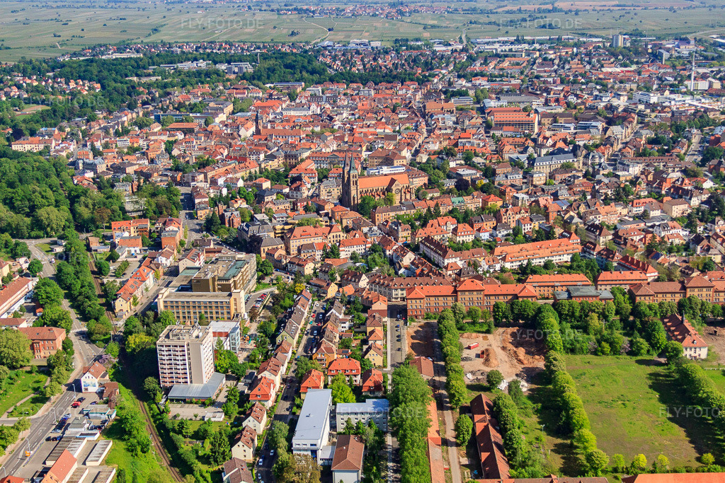 Luftbild: Innenstadt mit Kath. Kirche Mariä Himmelfahrt - Marienkirche, Vinzentius-Krankenhaus und ehemaligen Kasernen an der Cornichonstraße in Landau in der Pfalz im Bundesland Rheinland-Pfalz in Deutschland.Foto: IMG_27311.jpg vom 23.05.2010 durch Werner Riehm/FLY-FOTO.deVinzentius-KrankenhausKirche St. Maria | Pfarrei Mariä Himmelfahrt, Landau