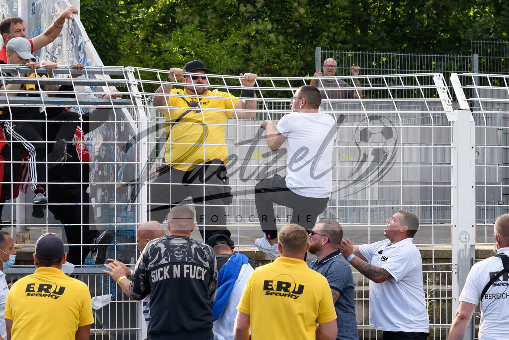 JENKOE20210808_085 | Fussball, Herren: . Fans vom FC Carl Zeiss Jena und 1. FC Koeln randalieren nach dem Spiel. beim Spiel der 1. Runde im DFB-Pokal zwischen FC Carl Zeiss Jena und 1. FC Koeln im Ernst-Abbe-Sportfeld am 08.08.2021 in Jena, Deutschland.DFB / DFL REGULATIONS PROHIBIT ANY USE OF PHOTOGRAPHS AS IMAGE SEQUENCES AND/OR QUASI-VIDEO. - Realisiert mit Pictrs.com