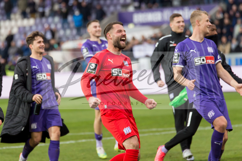 OSNTSV20211106_162 | Fussball, Herren: . Spieler vom VfL Osnabrueck Schlussjubel, jubelt nach dem 3:1 Sieg bei dem Spiel der 3. Liga zwischen VfL Osnabrueck und TSV 1860 Muenchen im Stadion an der Bremer Bruecke am 06.11.2021 in Osnanbrueck, Deutschland.DFB / DFL REGULATIONS PROHIBIT ANY USE OF PHOTOGRAPHS AS IMAGE SEQUENCES AND/OR QUASI-VIDEO. - Realisiert mit Pictrs.com