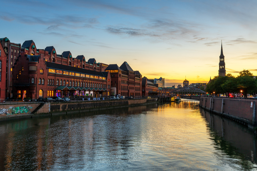 10231026 - Abendlicht in der Speicherstadt | Kaufen Sie Hamburg Bilder und Hamburg Fotos auf Leinwand, Acrylglas, Alu-Dibond, oder als Poster in Hamburgs großer Onlinegalerie. Elbphilharmonie Bilder, Hamburger Hafen, Speicherstadt, Alster und viel mehr.