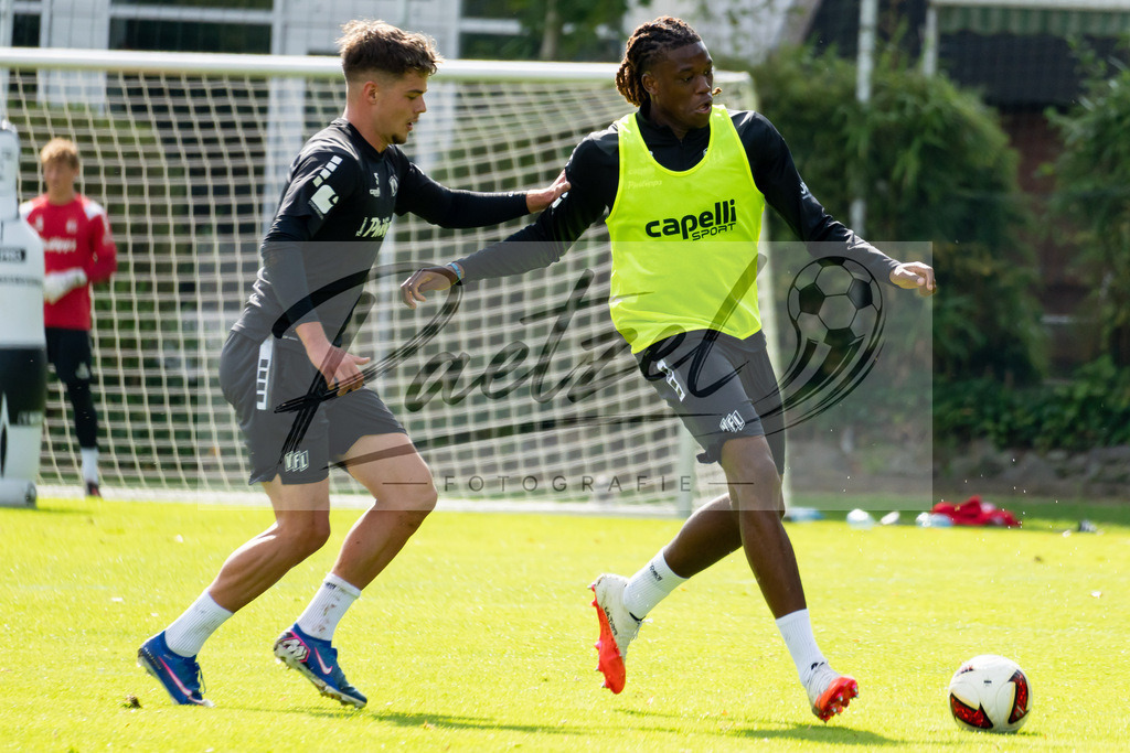 20260909_TRAOSN_0109 | Fußball, Herren: Jonathan Wensing (VfL Osnabrück) und Elias Bakatukanda (VfL Osnabrück) im Zweikampf beim Training des VfL Osnabrück am 09.09.2026 im Sportpark Illoshöhe in Osnabrück, Deutschland.(Foto von Nico Paetzel) - Realisiert mit Pictrs.com