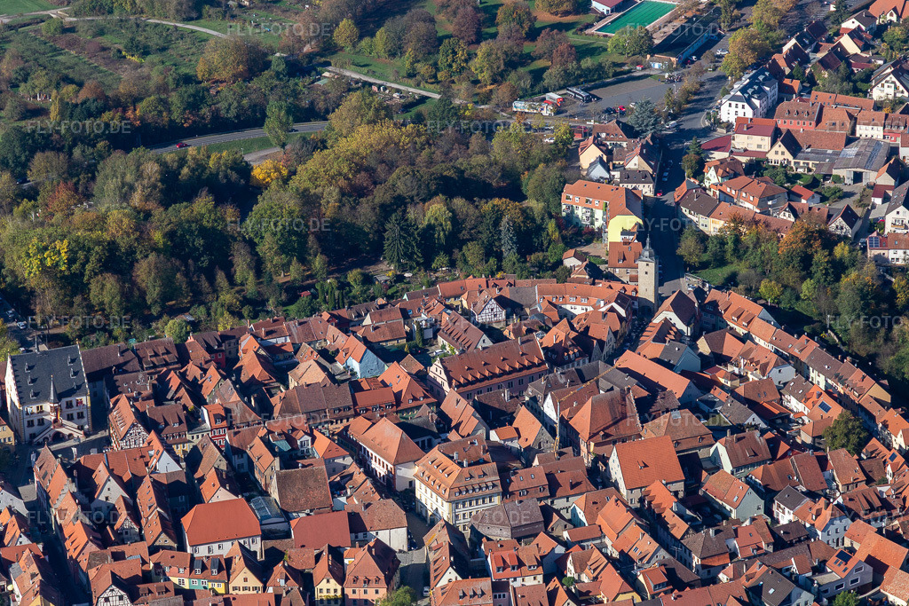 Luftbild: Turm- Bauwerk an der ehemaligen, historischen Stadtmauer in Volkach im Bundesland Bayern in Deutschland. Foto: IMG_119615.jpg vom 26.10.2019 durch Werner Riehm/FLY-FOTO.de