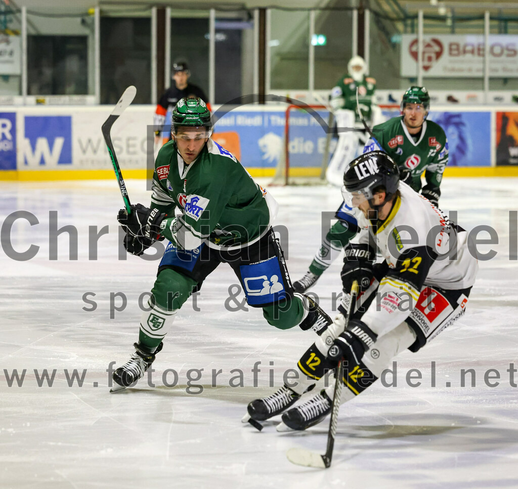 2023-11-17_033_TSV_Erding_gegen_EA_Schongau | Erding, Deutschland, 17.11.2023:
Eishockey, Bayernliga Vorrunde 2023 / 2024, 10. Spieltag, TSV Erding gegen EA Schongau, Endergebnis: 12:4

Jonas Lautenbacher (EA Schongau, #12)

Foto: Christian Riedel / fotografie-riedel.net