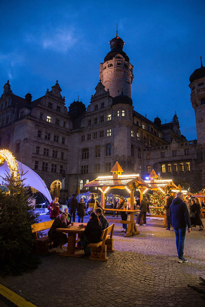 Burgplatz - Leipziger Weihnachtsmarkt mit Schweizer Dorf | Entdecke über 20 Kategorien Leipzig-Motive: Foto-Downloads, hochwertige Poster, Leinwand- & Fine-Art-Prints. Jetzt Lieblingsfoto im Bildlexikon Leipzig Shop bestellen!