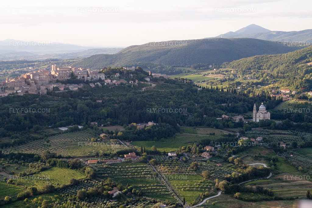 Aerial view: View of the town in Montepulciano in the state Siena, Italy. – Photo: IMG_43369.jpg taken on 07/25/2011 by Werner Riehm/FLY-FOTO.com – Resolution of the original: 4272 x 2848 px