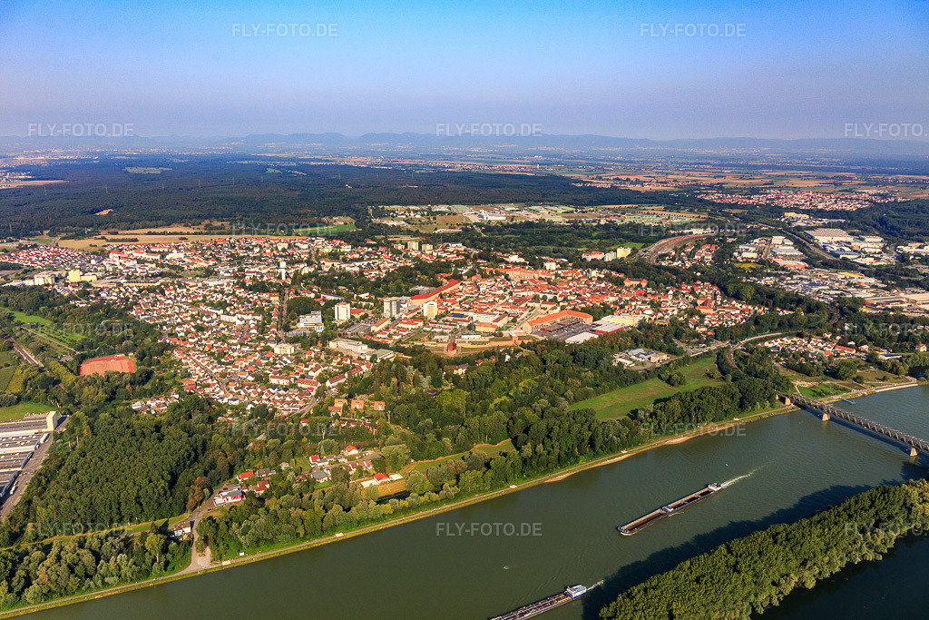 Luftbild: Stadtansicht jenseits des Rhein aus Osten in Germersheim im Bundesland Rheinland-Pfalz in Deutschland. Foto: IMG_117257.jpg vom 25.08.2019 durch Werner Riehm/FLY-FOTO.de