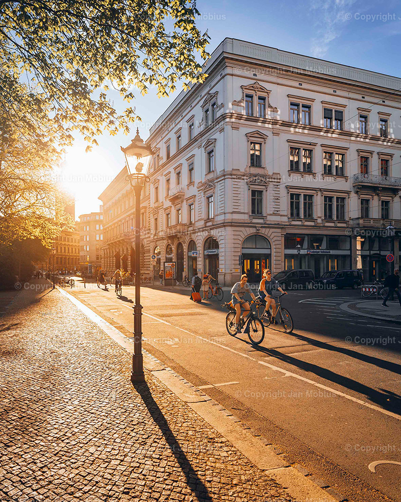 Lennéanlage/Schillerstraße | Die Schillerstraße an der Lene-Voigt-Anlage ist so ein typischer Leipziger Geheimtipp: charmante Altbauten, ruhige Citylage, direkt am Park und einem entspanntem Vibe. Perfekt für Content mit Fokus auf Urban Green, Lebensqualität &amp; Nachbarschaftsflair. - Realisiert mit Pictrs.com