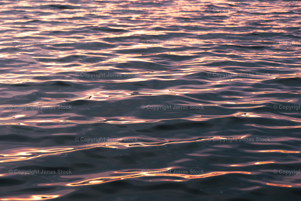 ocean reflections | Sunset being reflected on the ocena`s surface.  - Realisiert mit Pictrs.com