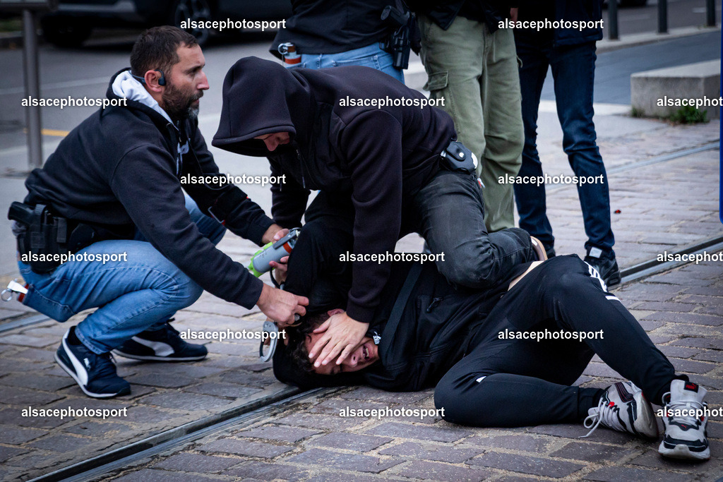 9L6A5862_1 | centaines d’étudiants ont organisé une manifestation spontanée, souvent qualifiée de « manifestation sauvage », qui a traversé différents quartiers de Strasbourg. La manifestation a été marquée par des affrontements entre les manifestants et la police alors que les étudiants défilaient dans la ville dans le cadre d’une journée de mobilisation nationale concernant les conditions d’éducation et le budget de l’Éducation nationale pour 2027. - Realisiert mit Pictrs.com