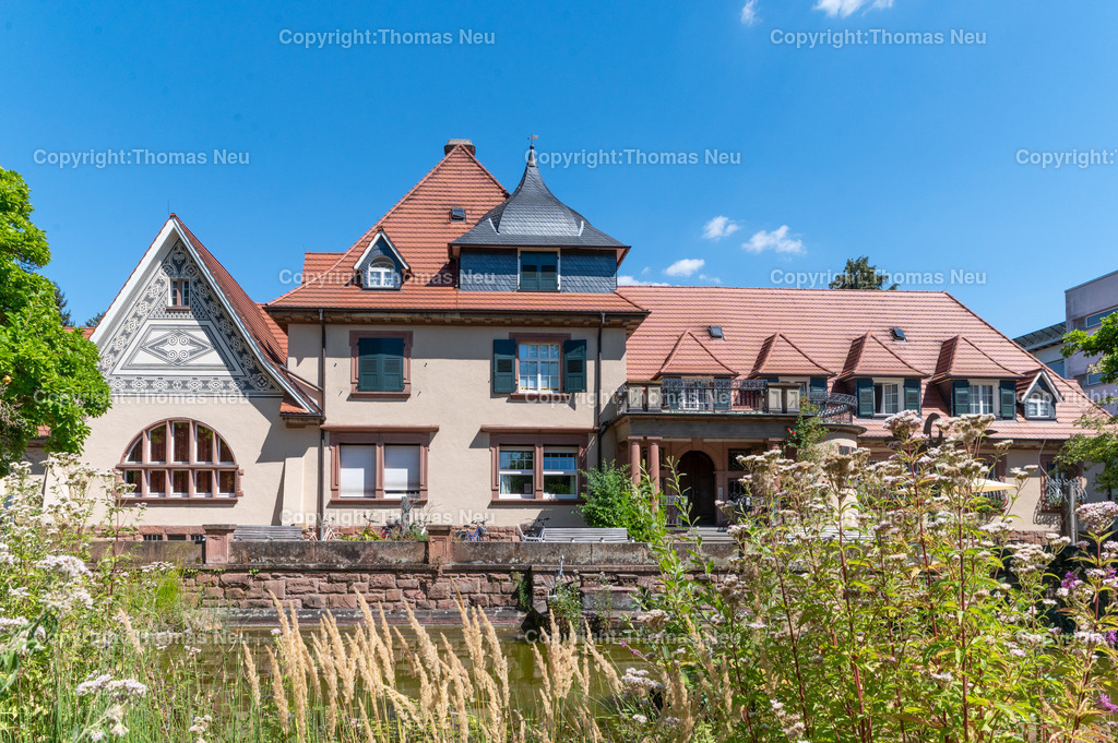 DSC_9559 | Die prachtvolle Villa Eulenhorst in der Heidelberger Straße 50 wurde 1912/13 von Heinrich Metzendorf für Kommerzienrat Wilhelm Julius Euler errichtet. Heute beherbergt die ehemalige Familienvilla das Seniorenheim St. Elisabeth der Caritas – ein Beispiel für überlieferte Architektur mit sozialer Heute-Funktion
