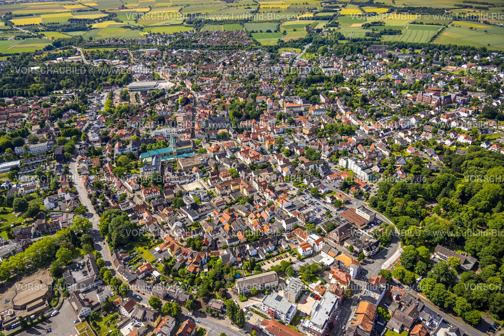 Werl220600689 | Luftbild, Altstadt mit Wallfahrtsbasilika Mariä Heimsuchung und kath. Kirche St. Walburga, Werl, Soester Boerde, Nordrhein-Westfalen, Deutschland