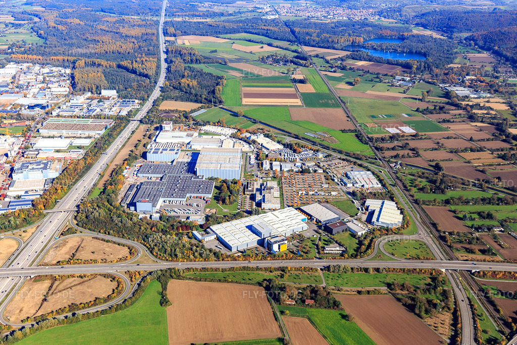Luftbild: Industriegebiet Auf d. Breit an der A5 mit Robert Bosch GmbH, Bosch Car Service Deutschland, Vollack Gruppe, Romaco Pharmatechnik GmbH und aluplast GmbH im Ortsteil Durlach in Karlsruhe im Bundesland Baden-Württemberg in Deutschland. Foto: IMG_129861.jpg vom 24.10.2021 durch Werner Riehm/FLY-FOTO.deWWW.BOSCHCARSERVICE.COM