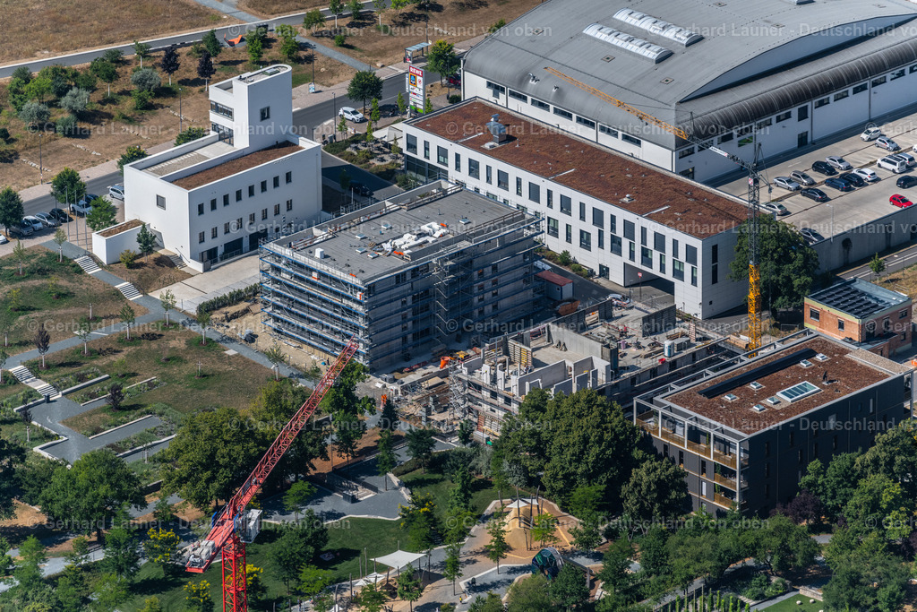 4062682 | WüRZBURG 22.07.2022 Baustelle zum Neubau eines Mehrfamilien- Wohnhauses am Terassenpark im Ortsteil Frauenland in Würzburg im Bundesland Bayern, Deutschland. // Construction site for the multi-family residential building on street Elisabeth-Scheuring-Strasse - Am Terassenpark in the district Frauenland in Wuerzburg in the state Bavaria, Germany. Foto: Gerhard Launer