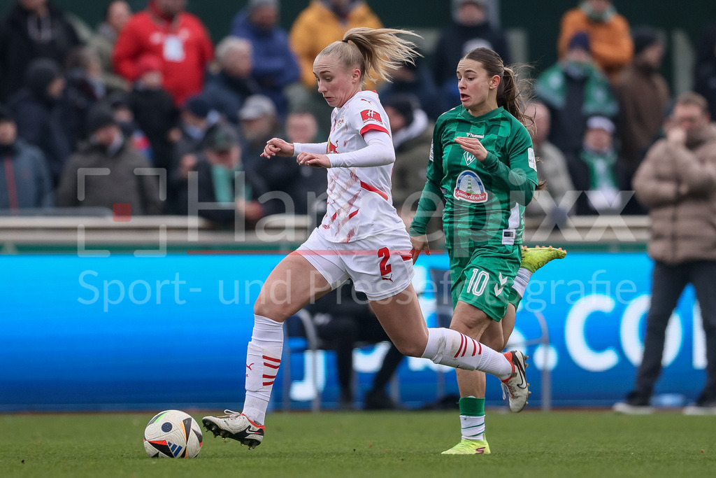 Fussball, Google Pixel Frauen-Bundesliga, SV Werder Bremen - RB Leipzig | v.li.: Frederike Kempe (RB Leipzig, 2) und Tuana Mahmoud (SV Werder Bremen, 10) im Laufduell, Zweikampf, Duell, Dynamik, Aktion, Action, Spielszene, DIE DFB-RICHTLINIEN UNTERSAGEN JEGLICHE NUTZUNG VON FOTOS ALS SEQUENZBILDER UND/ODER VIDEOÄHNLICHE FOTOSTRECKEN. DFB REGULATIONS PROHIBIT ANY USE OF PHOTOGRAPHS AS IMAGE SEQUENCES AND/OR QUASI-VIDEO.