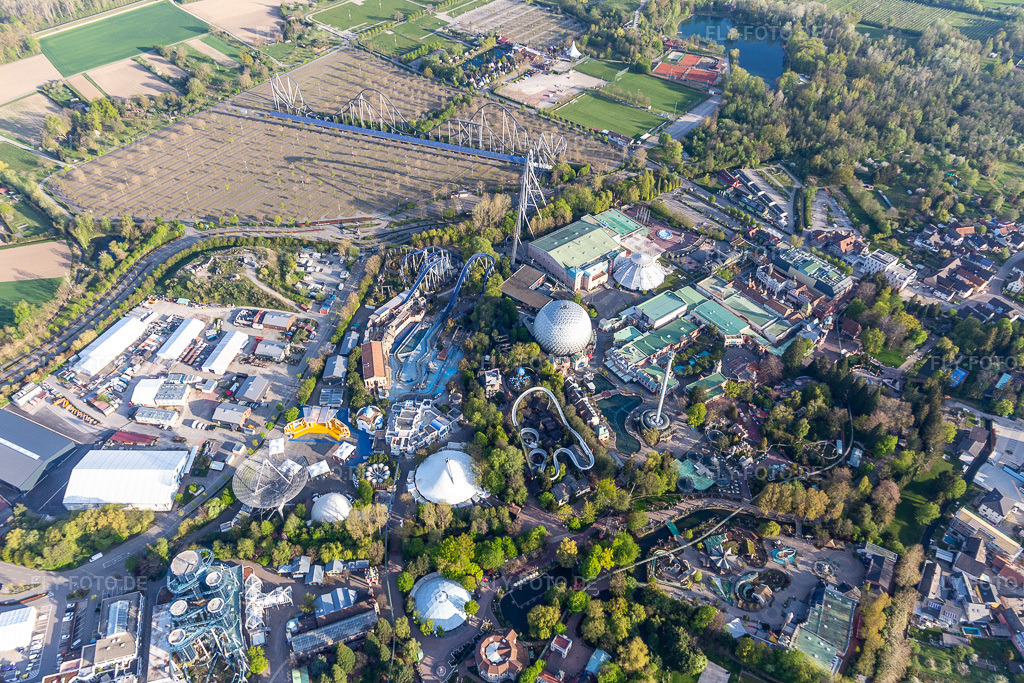 Luftbild: Wegen Corona-Lockdown geschlossener Eurosat CanCan Coaster im Freizeitpark Europa-Park. in Rust im Bundesland Baden-Württemberg in Deutschland. Foto: IMG_126631.jpg vom 25.04.2021 durch Werner Riehm/FLY-FOTO.de