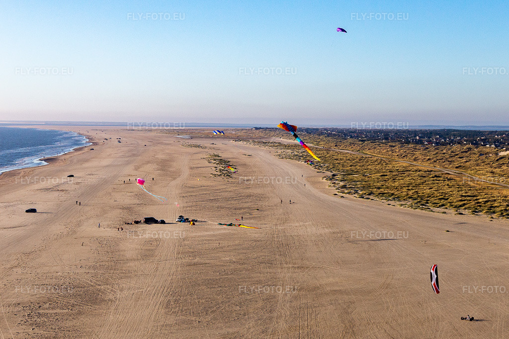 Vue aérienne: Cerfs-volants sur la plage à Fanø dans le département Syddanmark, Danemark. Photo: IMG_118808.jpg prise le 21/09/2019 par Werner Riehm/FLY-FOTO.eu – Résolution de l'original: 3413 x 2275 px