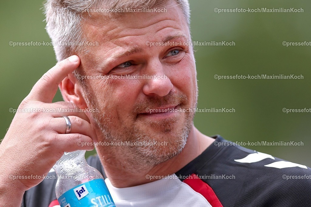 1FC12072501212 | 12.07.2025, Fußball, SV Bergisch Gladbach 09 - 1. FC Köln, Testspiel, BELKAW-Arena, Saison 2025 2026: Cheftrainer Lukas Kwasniok (1.FC Koeln) DFB regulations prohibit any use of photographs as image sequences and or quasi-video.