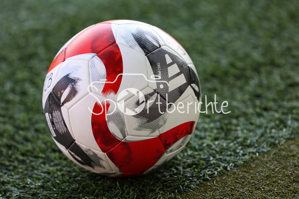 FC Bayern Muenchen U19 - TSV 1860 Muenchen U19 | Adidas Spielball TRIO PRO / Fussball / Ball / Symbolbild