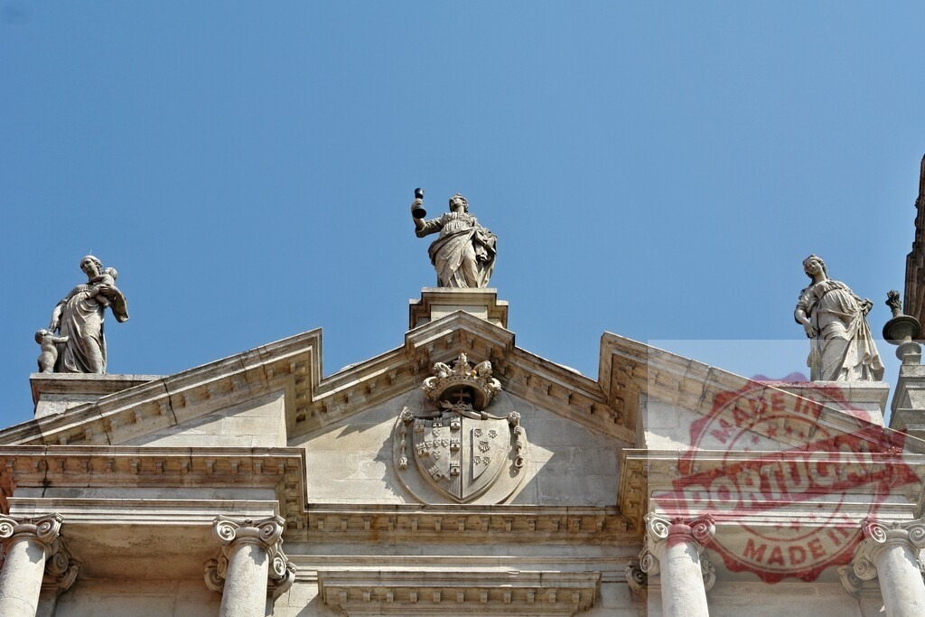 Italian historical palace facade featuring allegorical statues. Porto - Portugal | Ornate facade of an Italian historical palace with a central coat of arms and allegorical statues - Realisiert mit Pictrs.com