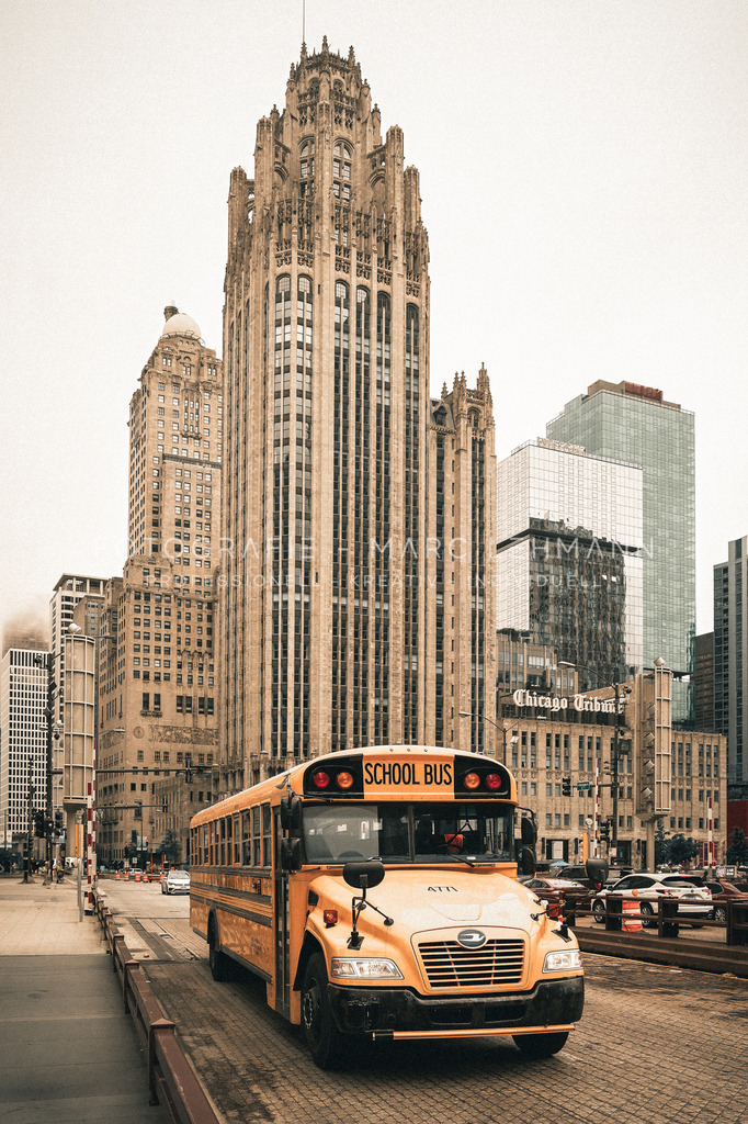 Chicago-Schulbus-vor-ChicagoTribune-Fotografie-Marc-Lehmann | Fotografie Marc Lehmann - Realisiert mit Pictrs.com