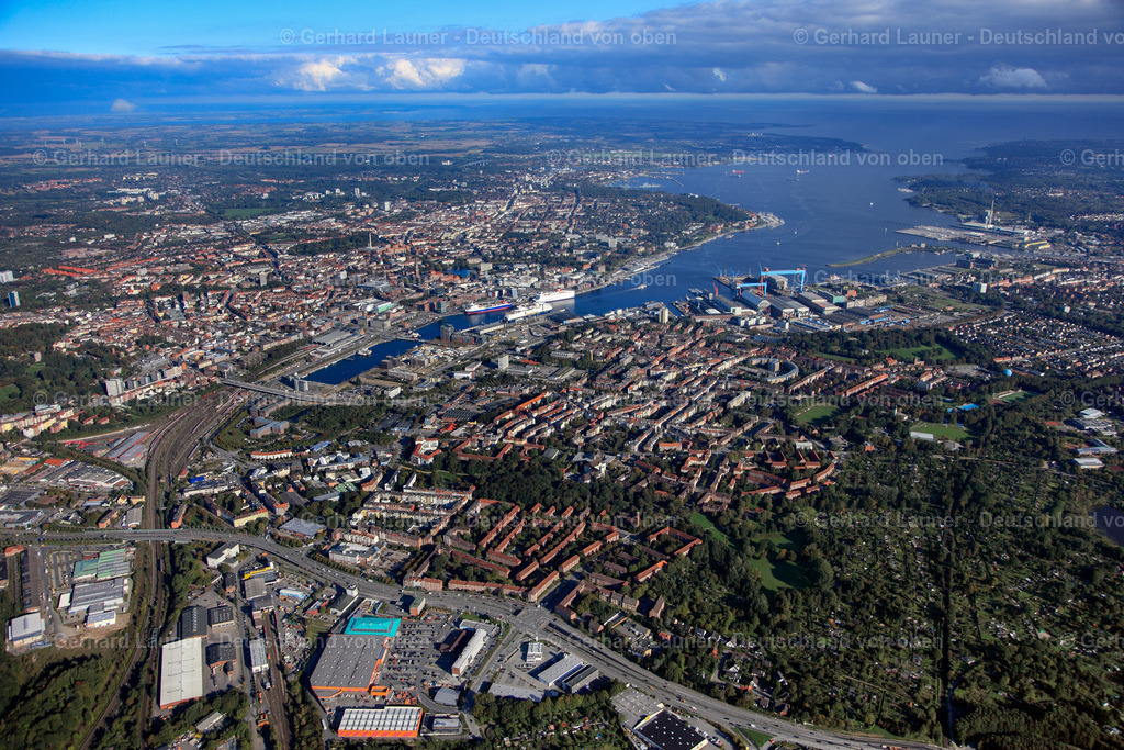 3071454 | KIEL 07.08.2020 Blick über die Kieler Förde und die Stadt Kiel mit seinen Hafenanlagen, Werften, Geschäfts- Büro- und Wohnhäusern