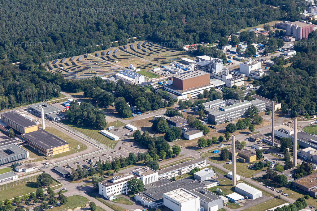 Luftbild: Forschungs- Gebäude und Bürokomplex des Karlsruhe Institut für Technologie Campus Nord an der Untergrombacher Straße. im Ortsteil Leopoldshafen in Eggenstein-Leopoldshafen im Bundesland Baden-Württemberg in Deutschland. Foto: IMG_128106.jpg vom 12.08.2021 durch Werner Riehm/FLY-FOTO.de