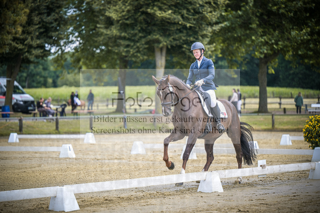 DOS_8091 | Entdecke hochwertige Reitturnierfotos von Foto Oger. Professionell, emotional und authentisch – jetzt Lieblingsmomente im Shop bestellen.Deutschlandweite Turnierfotografie. - Realisiert mit Pictrs.com