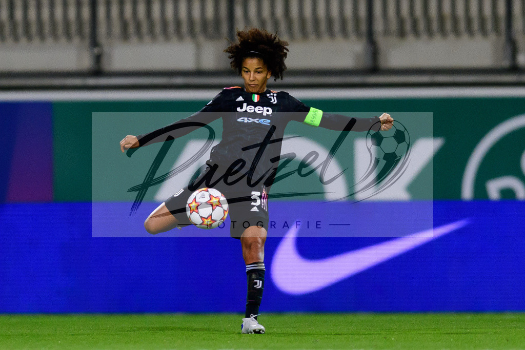 WOBJUV20211118_154 | Fussball, Frauen: Sara Gama (Juventus FC) in Aktion, am Ball, Einzelaktion bei dem Spiel der UEFA Women´s Champions League zwischen VfL Wolfsburg und Juventus Turin im AOK-Stadion am 18.11.2021 in Wolfsburg, Deutschland. - Realisiert mit Pictrs.com