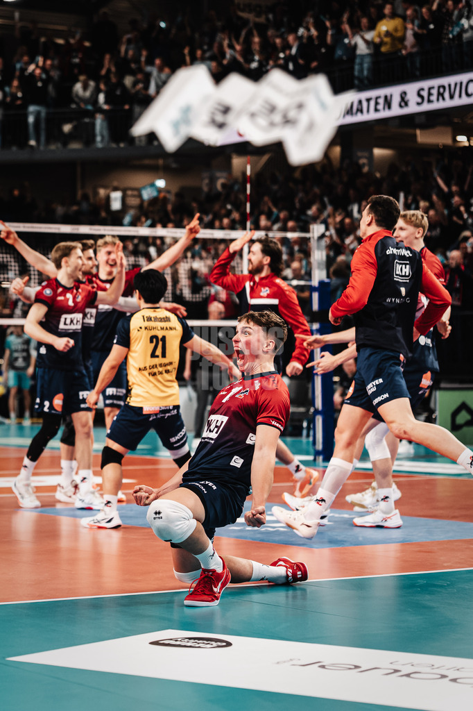 Volleyball | Herren | Saison 2025/2026 | 1. Volleyball Bundesliga Männer | DVV Pokal Halbfinale | SVG Lüneburg vs. SWD powervolleys Düren | 16.12.2025 | Lüneburg jubelt nach dem Sieg und dem Einzug in das zoi DVV Pokalfinale, in der Mitte Santeri Välimaa (#12, SVG Lüneburg)