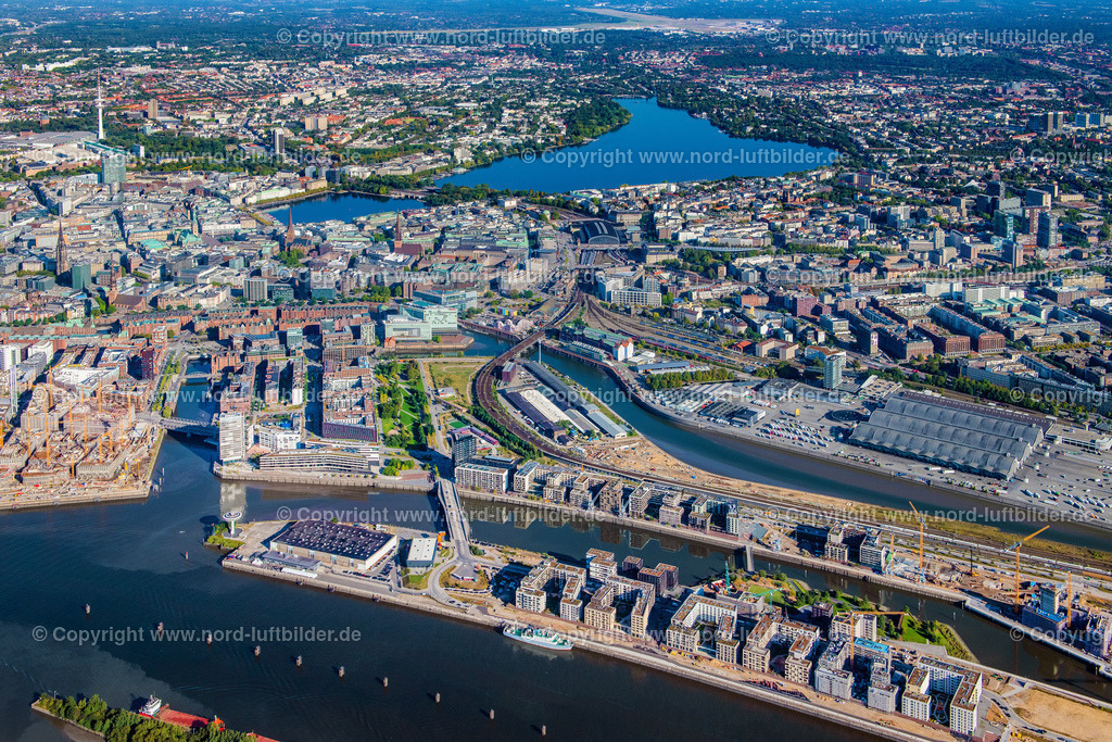 Hamburg_Grossmarkt_ELS_3848220922 | HAMBURG 22.09.2022 Ortsansicht der Straßen und Häuser der Wohngebiete von Hamburg-Altstadt entlang des Zollkanals in Hamburg. // Town View of the streets and houses of the residential areas of Hamburg-Altstadt along the course of the river Zollkanal in Hamburg in Germany. Foto: Martin Elsen