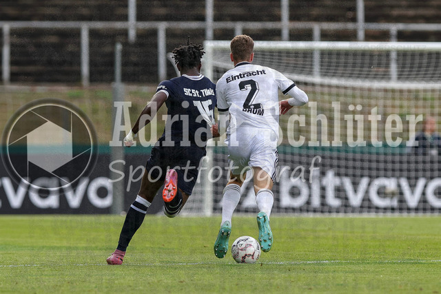 21.08.2026, GER, Fussball, Herren, DFB-Pokal, Saison 2026/2027, SC St. Tönis vs Eintracht Frankfurt | Farid Omorou (Tönis) und Elias Baum (Frankfurt) im Kampf um den Ball