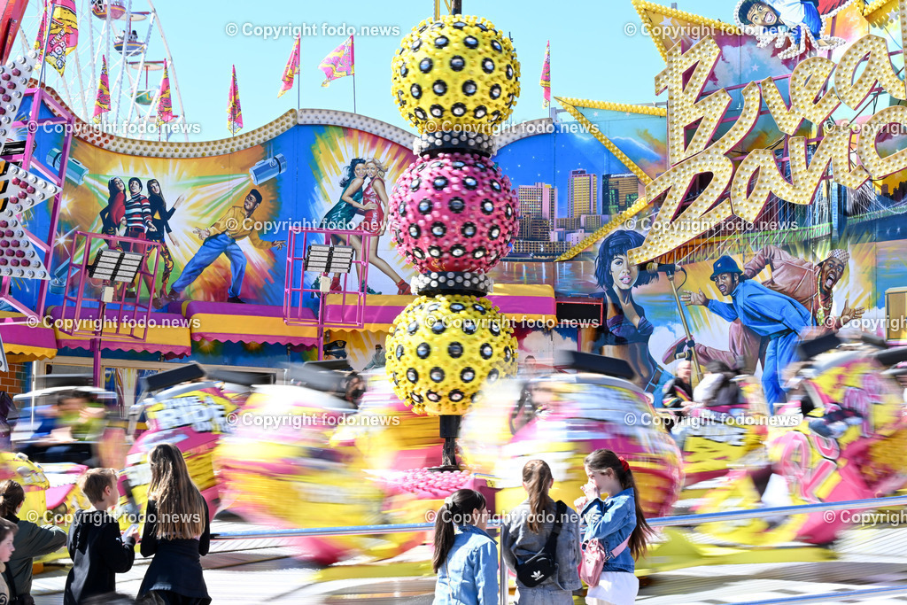 Urfahraner Jahrmarkt 2024_ Fruehjahr_ 27.04.2024-23 | 27.04.2024, Linz, AUT, Urfahraner Jahrmarkt 2024 Fruehjahr, im Bild Festakt, Bierzelt, Fahrgeschaeft, Ausstellung, Standler, Tradition, Riesenrad, Halle, Autodrom, Ringelspiel, Karrussel, Fahrgeschaefte, Breakdance, Menschen, Besucher, Suessigkeiten