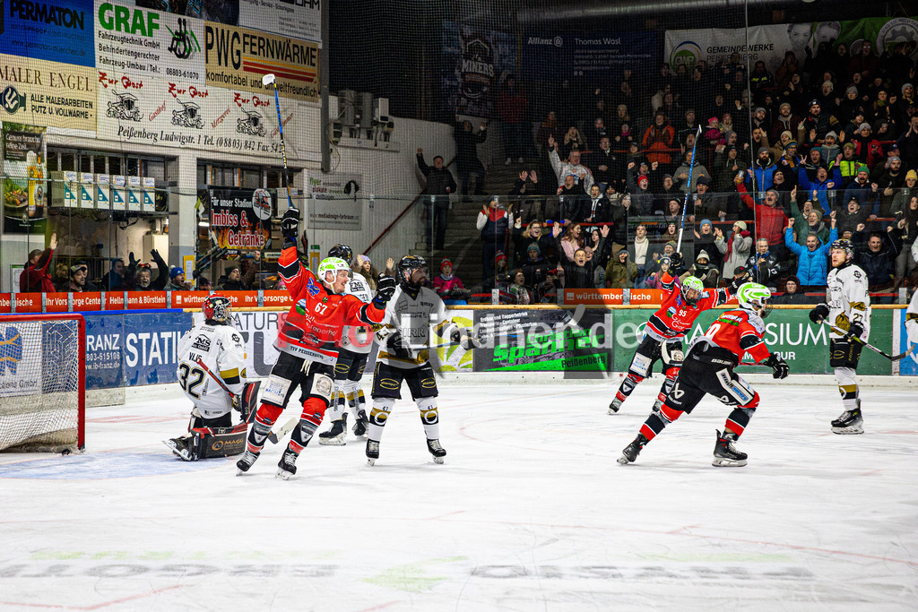 TSV Peißenberg MINERS gegen EHC Königsbrunn PINGUINE | Eishockey Bayernliga Herren Playoffs Viertelfinale 2024/25 - Spiel 4 von 7, TSV Peißenberg MINERS gegen EHC Königsbrunn PINGUINE, 20250216,Tor MINERS, Zuschauer im Hintergrund, Jubel,2025-02-16 in Peißenberg (Eisstadion Peißenberg)Copyright: WolfgangxLindner foto-lindner.de