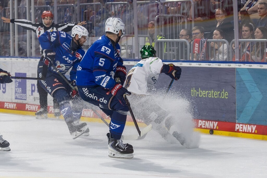 DEL, Deutsche Eishockey Liga Saison 2026/27, 2. Spieltag: Adler Mannheim gegen Eisbären Berlin | DEL, Deutsche Eishockey Liga Saison 2026/27, 2. Spieltag: Adler Mannheim gegen Eisbären Berlin***Adam Smith (4, Berlin) kann den Puck erfolgreich abschirmen - Realisiert mit Pictrs.com