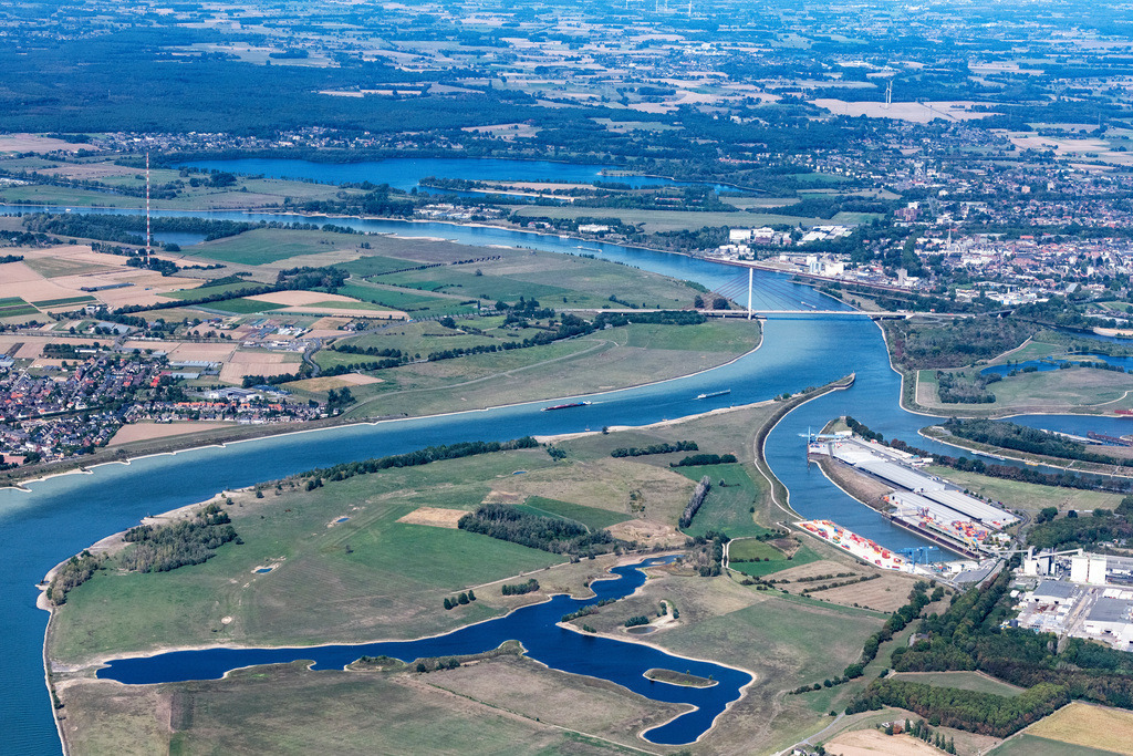 dr__0056144.jpg | WALLACH 17.09.2020 Uferbereiche am Flußverlauf des Rhein in Wallach im Bundesland Nordrhein-Westfalen, Deutschland. // Riparian zones on the course of the river of the Rhine river in Wallach in the state North Rhine-Westphalia, Germany. Foto: Daniel Reiter