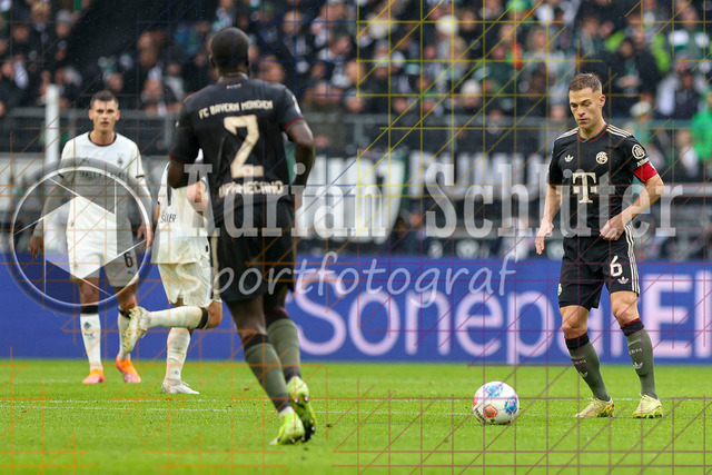 Borussia Mönchengladbach vs FC Bayern München - Bundesliga  | Mönchengladbach, Deutschland, 25.10.25:   Joshua Kimmich (FC Bayern München) in Aktion am Ball, Einzelaktion waehrend des Spiels der Bundesliga zwischen Borussia Mönchengladbach vs FC Bayern München im Stadion im Borussia Park(Foto von Brauer-Fotoagentur / Adrian Schlueter)