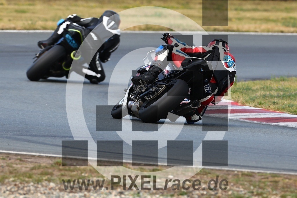 0086-20240909_03947 | Schöne Erinnerungen an spannende Momente - das festzuhalten ist unser Job. PIXELrace.de ist seit 2003 auf den Rennstrecken Europas unterwegs um die Action draußen beim Fahren und die wunderbare Stimmung imm Fahrerlager für euch einzufangen.