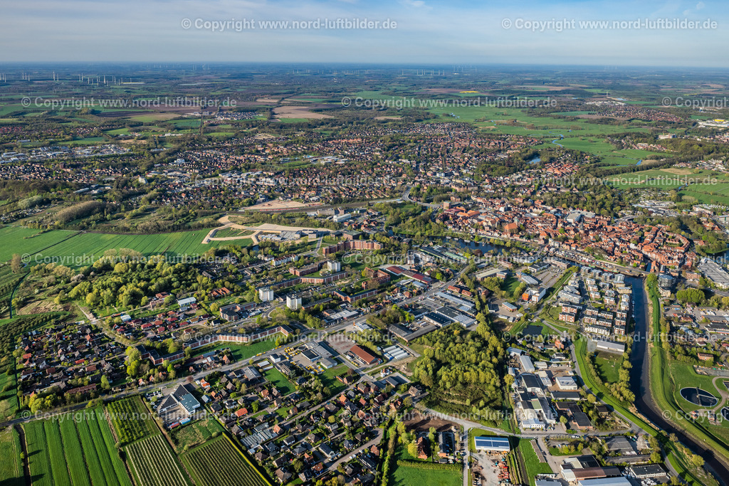 Stade_ELS_4413010523 | STADE 01.05.2023 Stadtgebiet mit Außenbezirken und Innenstadtbereich am Rand von landwirtschaftlichen Feldern und Ackerflächen in Stade im Bundesland Niedersachsen, Deutschland. // Urban area with outskirts and inner city area on the edge of agricultural fields and arable land in Stade in the state Lower Saxony, Germany. Foto: Martin Elsen