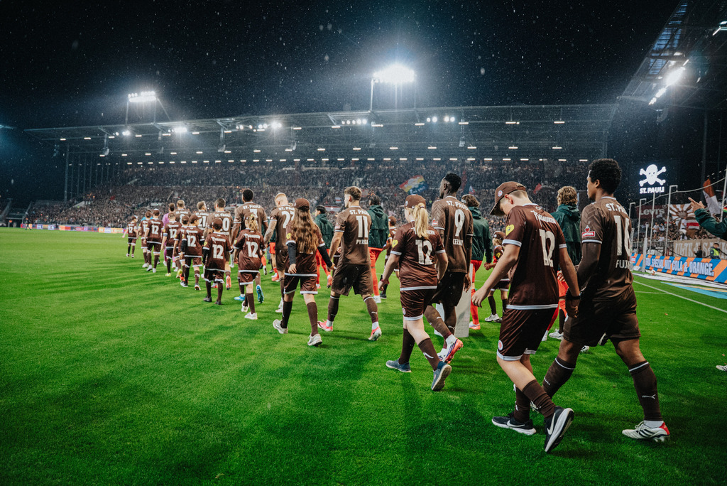FCSP_YD-2159 | Der offizielle Shop für FC St. Pauli Fotos. Wähle aus Spielszenen & Fanmomenten dein FCSP Wunschformat. Wir liefern Millerntor-Atmosphäre.