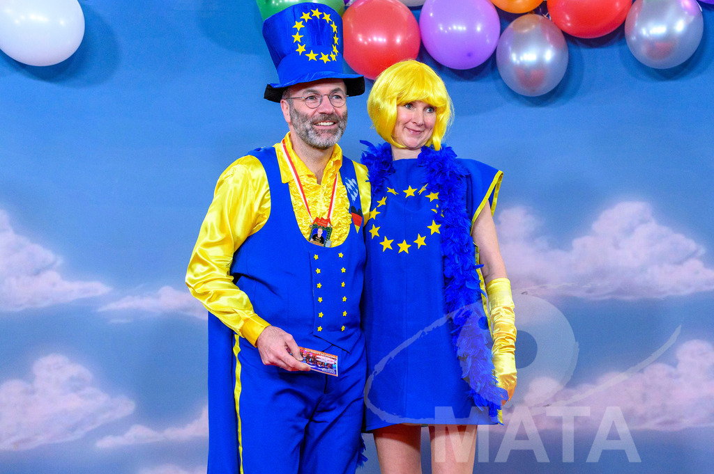 _DWA1479 | Fraktionsvorsitzende der Europaeischen Volkspartei (EVP) im Europaeischen Parlament, Manfred Weber mit seiner Gattin Andrea bei der TV-Sendung Fastnacht in Franken 2024. Veitshöchheim, 02.02.2024 Bayern Deutschland - Realisiert mit Pictrs.com