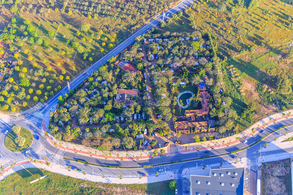 Luftbild: Camping Villsom Sevilla in Dos Hermanas im Bundesland Sevilla in Spanien. – Foto: IMG_145709.jpg vom 22.04.2025 durch Werner Riehm/FLY-FOTO.de – Auflösung des Originals: 5472 x 3648 px – Camping Villsom